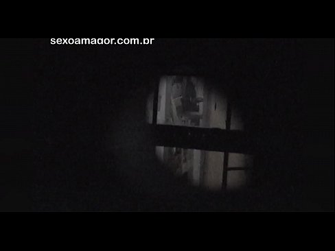 ❤️ Lourinho é secretamente filmado por um voyeur de bairro escondido atrás de tijolos ocos ️❌ Sexo vídeo em nós ﹏